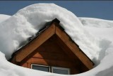 Фото: Спасатели призывают собственников своевременно организовывать очистку крыш от снежных масс и наледи Фото: Спасатели призывают собственников своевременно организовывать очистку крыш от снежных масс и наледи