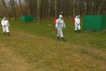 Фото: Специалисты Лидского зонального центра гигиены и эпидемиологии активно проводят обработки территорий Фото: Специалисты Лидского зонального центра гигиены и эпидемиологии активно проводят обработки территорий