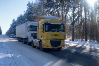 Фото: Сотрудники ГАИ помогли водителю, попавшему в беду на дороге Фото: Сотрудники ГАИ помогли водителю, попавшему в беду на дороге