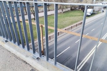 Фото: Лидчанка переживает, что через ограждение на путепроводе может выпасть ребенок Фото: Лидчанка переживает, что через ограждение на путепроводе может выпасть ребенок