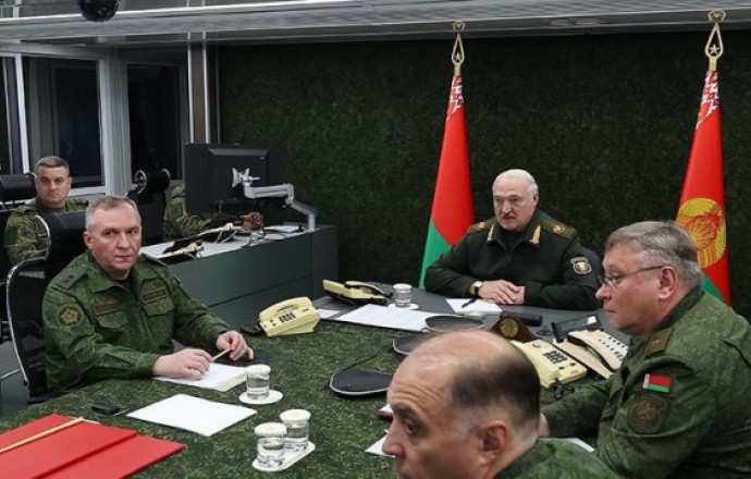 Фото: Александр Лукашенко заявил, что тема армии и безопасности у него на столе каждый день Фото: Александр Лукашенко заявил, что тема армии и безопасности у него на столе каждый день