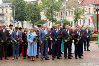 Фото: Участники XV Республиканского фестиваля национальных культур возложили цветы к братской могиле Фото: Участники XV Республиканского фестиваля национальных культур возложили цветы к братской могиле