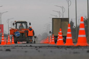 Фото: Работники ДЭП Лидского ГУП ЖКХ начали ямочный ремонт дорожного полотна городских улиц Фото: Работники ДЭП Лидского ГУП ЖКХ начали ямочный ремонт дорожного полотна городских улиц