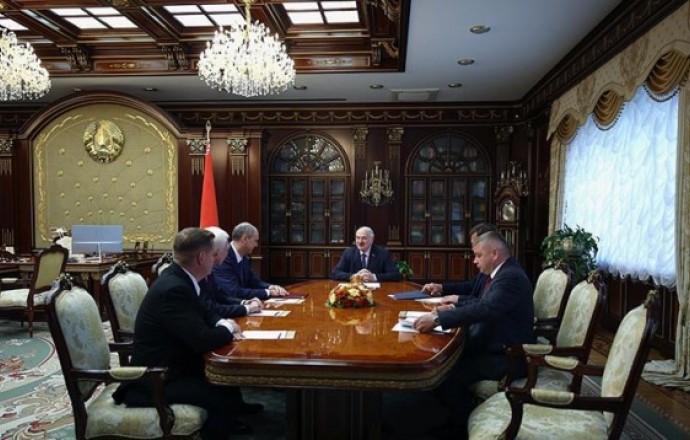 Фото: Александр Лукашенко на встрече с российским губернатором предложил подставить плечо в нефтепереработке Фото: Александр Лукашенко на встрече с российским губернатором предложил подставить плечо в нефтепереработке