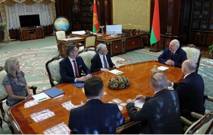 Фото: Александр Лукашенко провел переговоры со спецпосланником США Коулом Фото: Александр Лукашенко провел переговоры со спецпосланником США Коулом